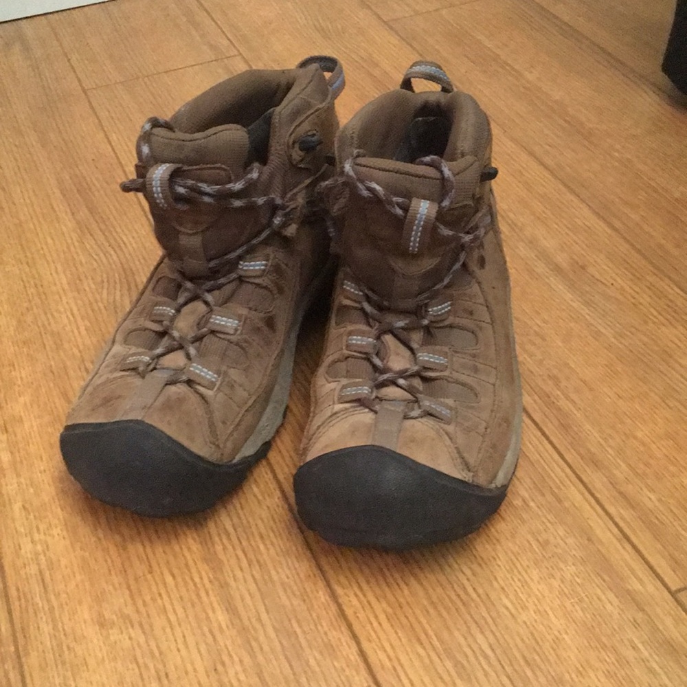 Keen hiking boots - gently used